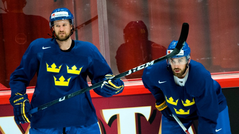 Niklas Kronwall, till vänster, och Henrik Zetterberg under sin aktiva karriär. Nu stoppas de två hockeylegendarerna från sina ledarroller i Tre Kronor under OS i Peking. Arkivbild.