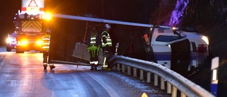 Mindre lastbil välte på 53:an utanför Malmköping – ishalka på platsen