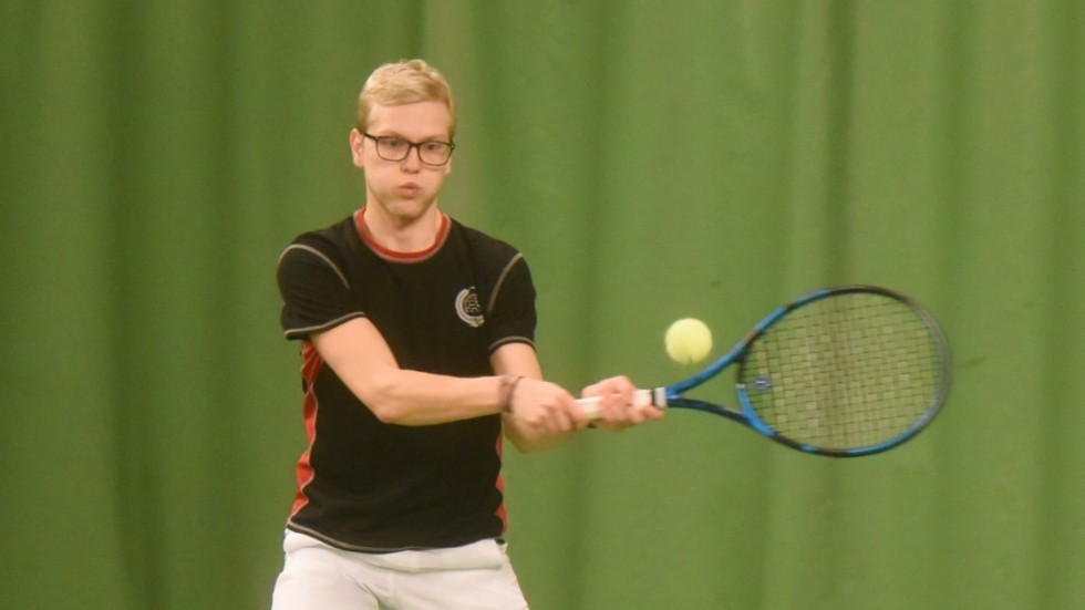 Tennistränaren Kevin Rosén lämnar VTK för en  flytt. 