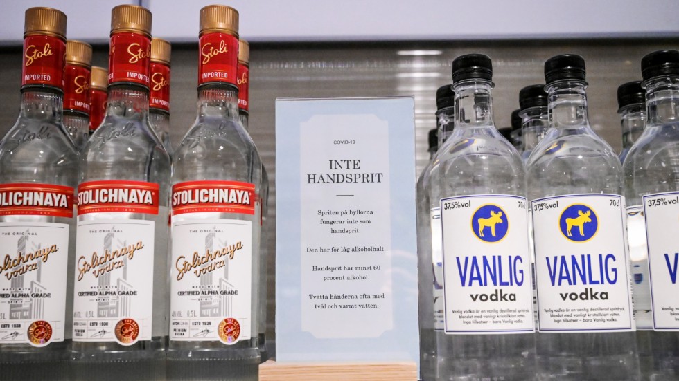 Till vänster syns det ryska vodkamärket Stolichnaya på Systembolaget i Sverige. Vodkan till höger har ingen koppling till artikeln.