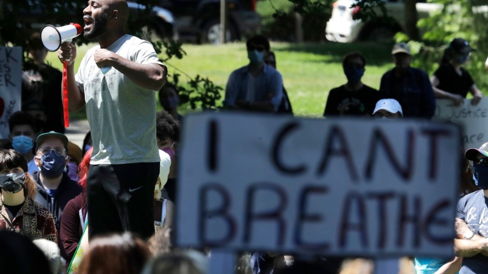 En skylt med orden "Jag kan inte andas" hålls upp under en protest 2020. Meningen uttalades av George Floyd flera gånger under ingripandet som ledde till hans död.