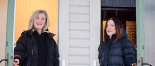 Läste reportage om rosa husen i Norran • Nu bor arbetskompisarna dörr i dörr • TV: Följ med på visning i en lägenhet 