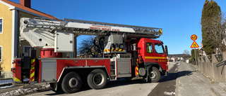 Brand under en altan i Kisa – räddningstjänst på plats