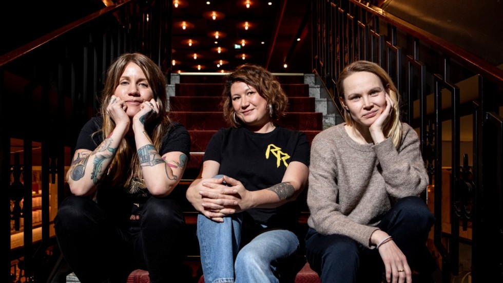 Emma Knyckare, Ina Lundström och "Scroll-Mia" gör sedan januari 2020 podden "Flashback forever". På kort tid har podden blivit en av Sveriges största. Nu åker trion på stor Sverigeturné med humorföreställningen "Flashback forever – Showen".