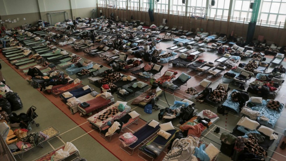 Hundratals sängar har ställts upp för ukrainska flyktingar i en sporthall i den polska gränsstaden Medyka. Bilden är tagen på tisdagen.