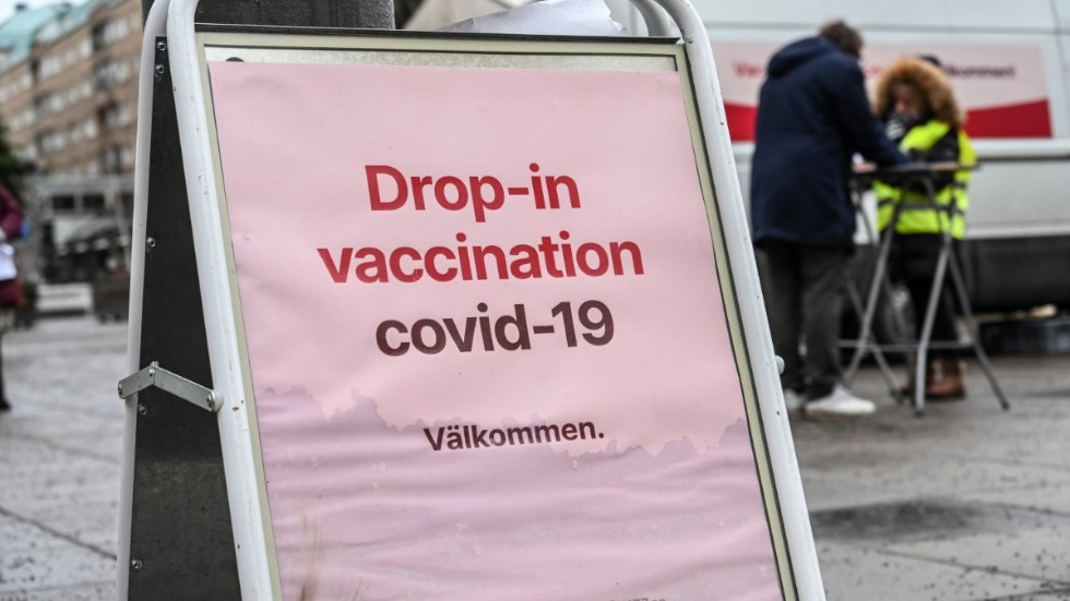 Signaturen N-G tycker att media och myndigheter behöver informera mera om vikten av att vaccinera sig mot covid-19.