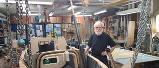 Sven Yrvind, 82, bygger ny båt • Tränar för att orka seglatsen • "I går stod jag i plankan i tre minuter och 15 sekunder"