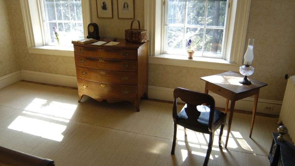 I "Pappershem" reflekterar Dominique Fortier över den amerikanska poeten Emily Dickinson (1830–1886) och hennes hem. Här en bild på Dickinsons rum i villan Homestead, i Amherst, Massachusetts. Huset är i dag ett museum.