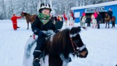 Fyraåriga Ronja yngsta ryttaren när mysiga jultåget gick genom Norrfjärden. "Det är roligt"