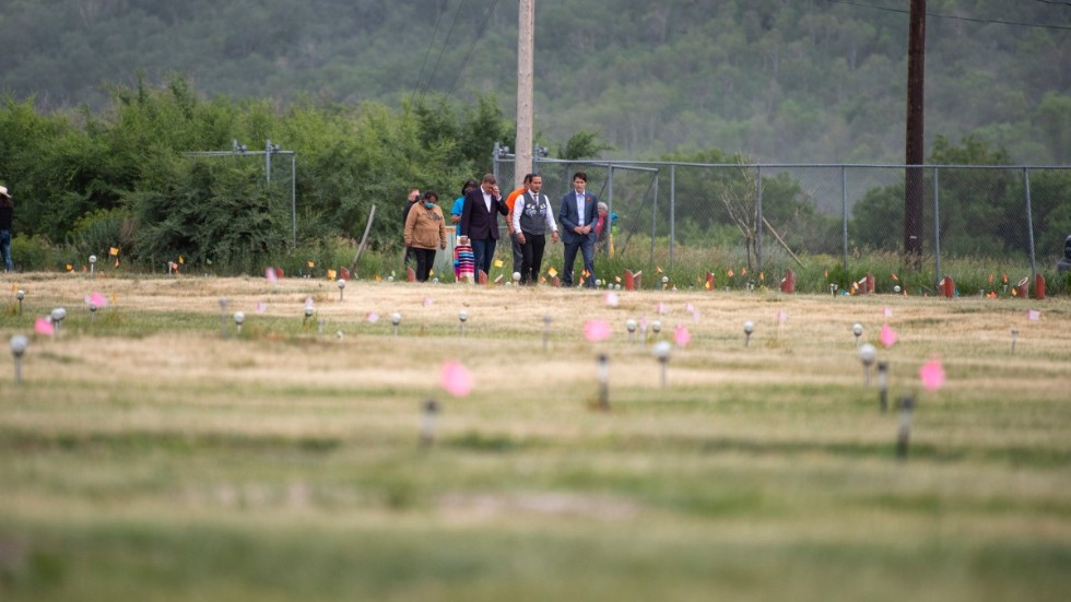 Kanadas premiärminister Justin Trudeau besöker en plats med omärkta gravar i provinsen Saskatchewan i juli 2021.