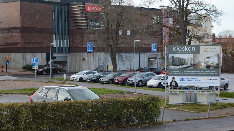 Tomten Kiosken mitt i Vimmerby centrum sedd från Västra Tullportsgatan.