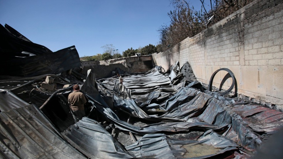 En plastfabrik i Sanaa i Jemen förstördes i en bombräd på tisdagen.