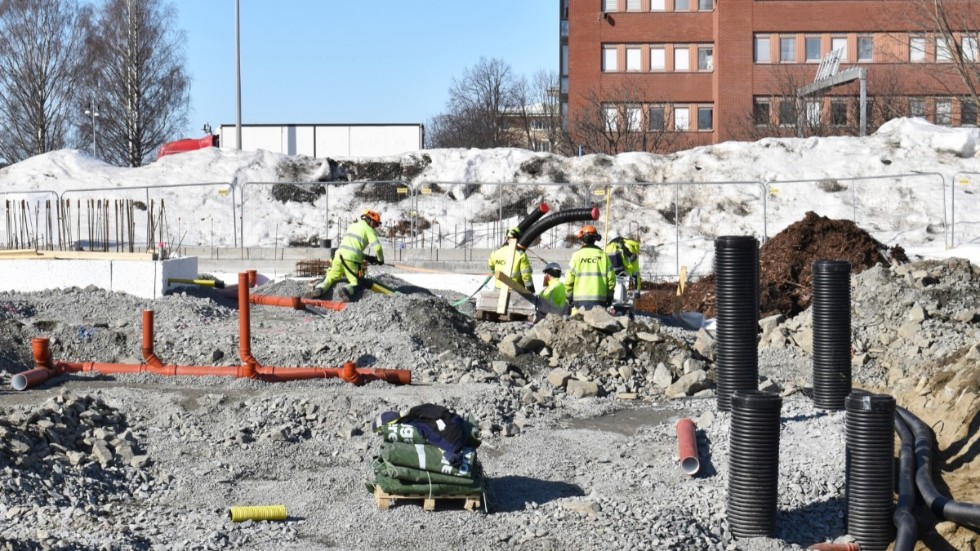 Rörläggning i Skellefteå 2018. Fjärrvärme, längst till höger, förordas av insändarskribenten.