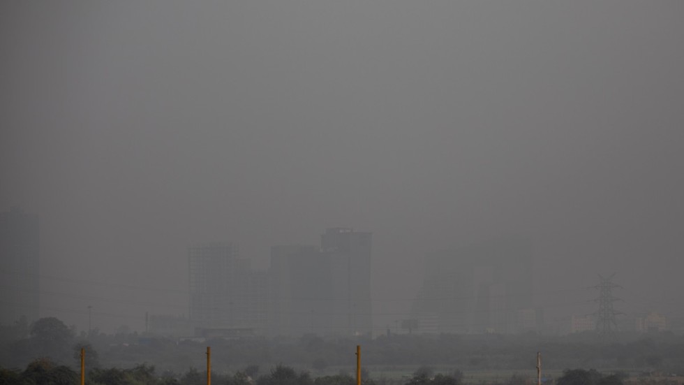 New Delhi inbäddat i smog i torsdags förra veckan, dagen efter att skolorna stängdes på grund av luftföroreningar. Arkivbild