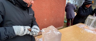 Is från Jukkasjärvi skulpterades på Stjärnholm: "Som att jobba med mjukt glas"
