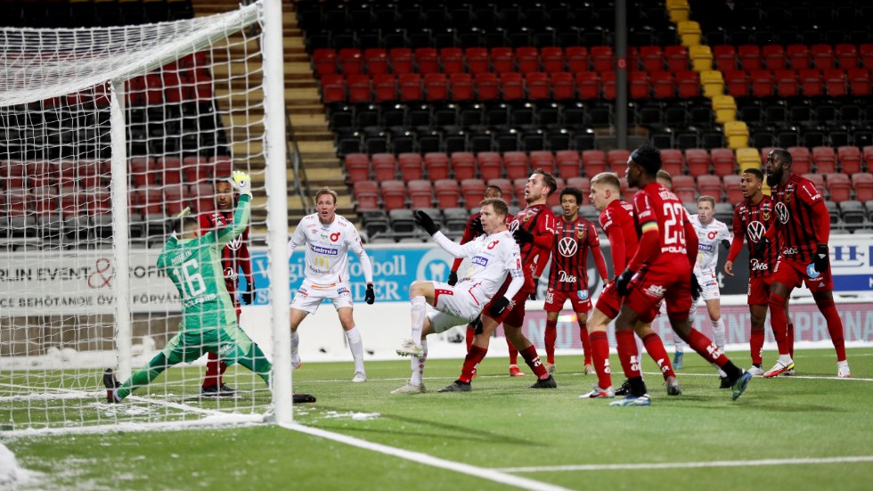 Johan Bertilsson sätter 1–0-målet som gör att Degerfors hänger kvar i allsvenskan.