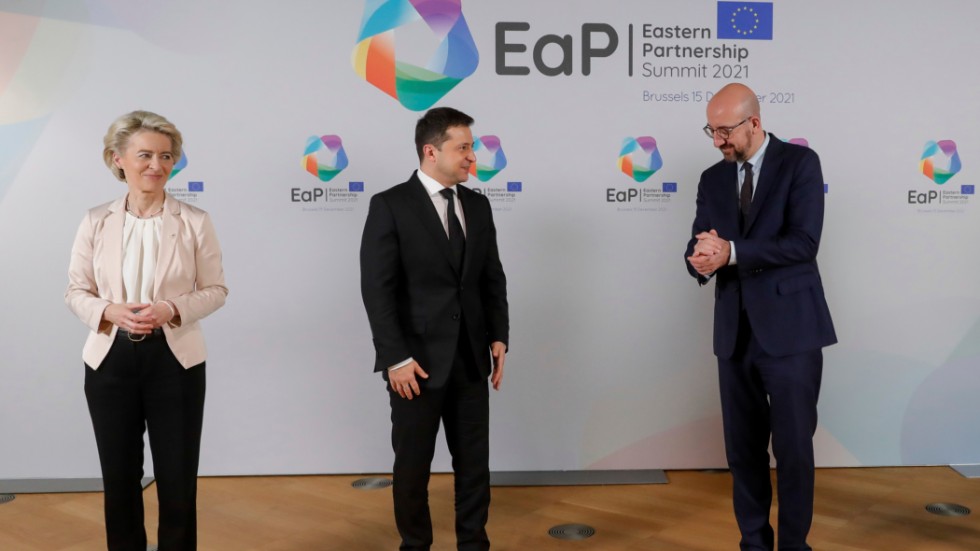 Ukrainas president Volodymyr Zelenskyj flankeras av EU-kommissionens ordförande Ursula von der Leyen och rådsordförande Charles Michel vid onsdagens toppmöte i Bryssel.