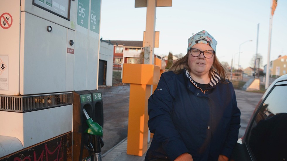 En gång i veckan tankar Jessica Larsson bilen full för att kunna ta sig mellan hemmet i Hallingeberg och jobbet i Södra Vi. Nu kostar varje tankning över 1 100 kronor.