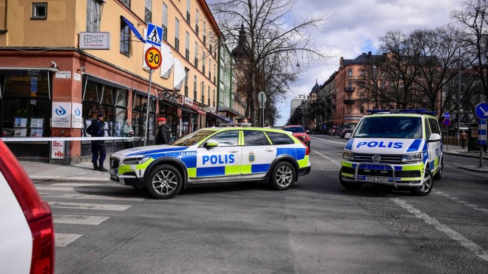 Avspärrningar i samband med mordet på ett gym i Vasastan i Stockholm den 28 mars 2022.