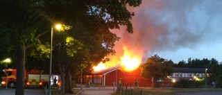 Skolbyggnad förstördes i brand