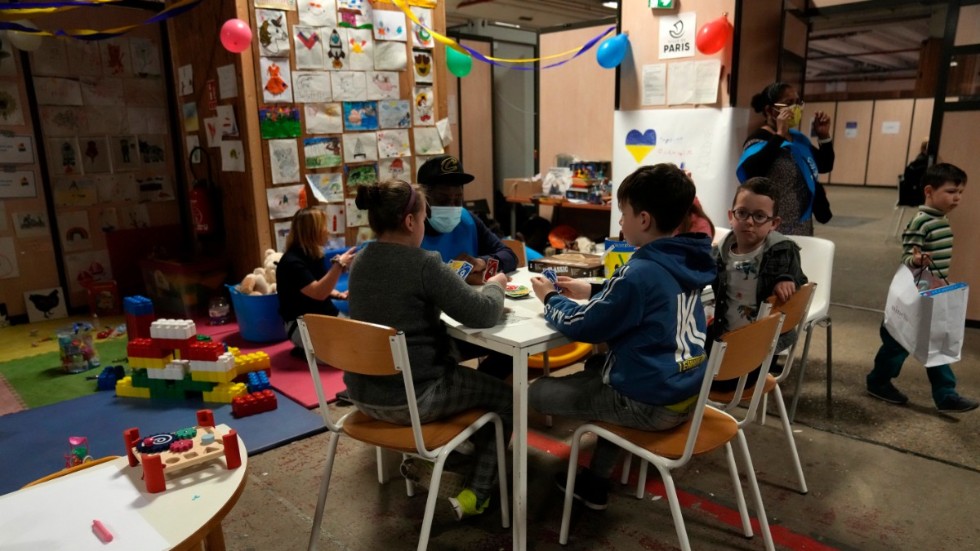 Ukrainska barn som kommer till Sverige ges plats i ett skolsystem som på flera punkter liknar det ukrainska. Barnen på bilden har fått lämna hem och skola i Ukraina och fotades på ett tillfälligt mottagningscentrum i Paris den 23 mars.