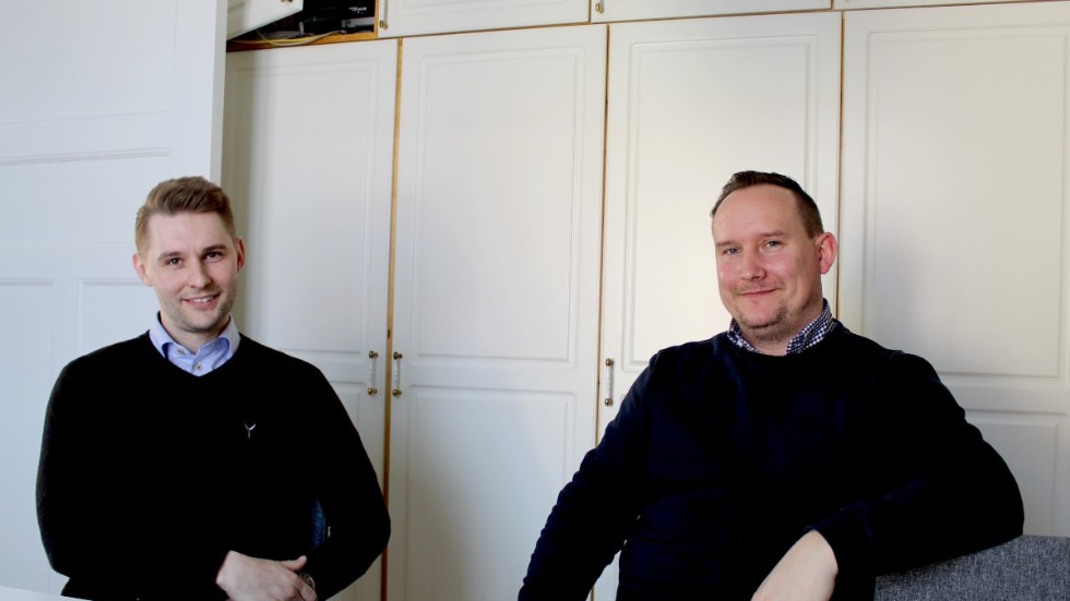 Det är ett gynnsamt läge för Au2mate i Vimmerby, som hoppas kunna öka personalstyrkan till nio personer under året. Från vänster: Jonas Rotebäck och Emil Forstner. 
