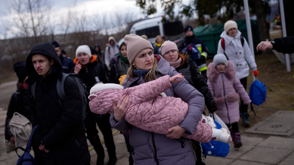 Ukrainska flyktingar vid den polska gränsen.