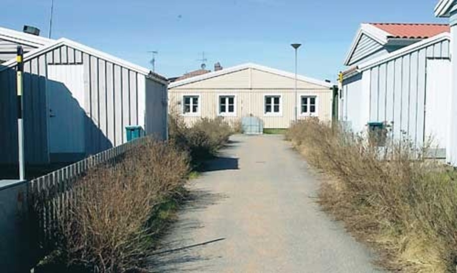 I Järnforsen står de tio lägenheterna tomma. Nu hoppas ägaren att det ska bli mer drag efter dem, om de flyttas till Öland och sätts upp i närheten av Ekerums golfbana.