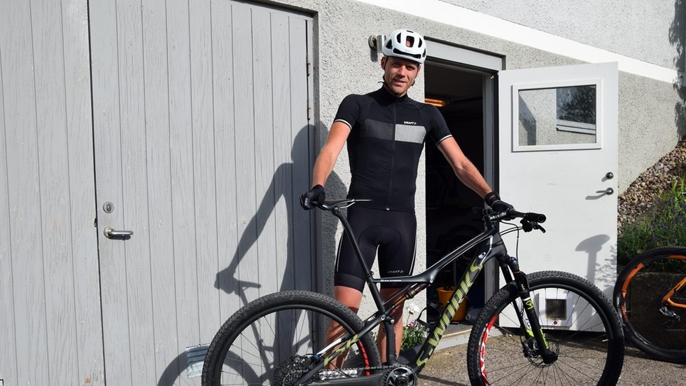 Peter Alvarsson är noga med materialvalet då det gäller att ha så låga vikter som möjligt. Denna cykel har förstärkta däcksidor, är heldämpad och kolfiber chassi. Foto: Morgan Karlsson