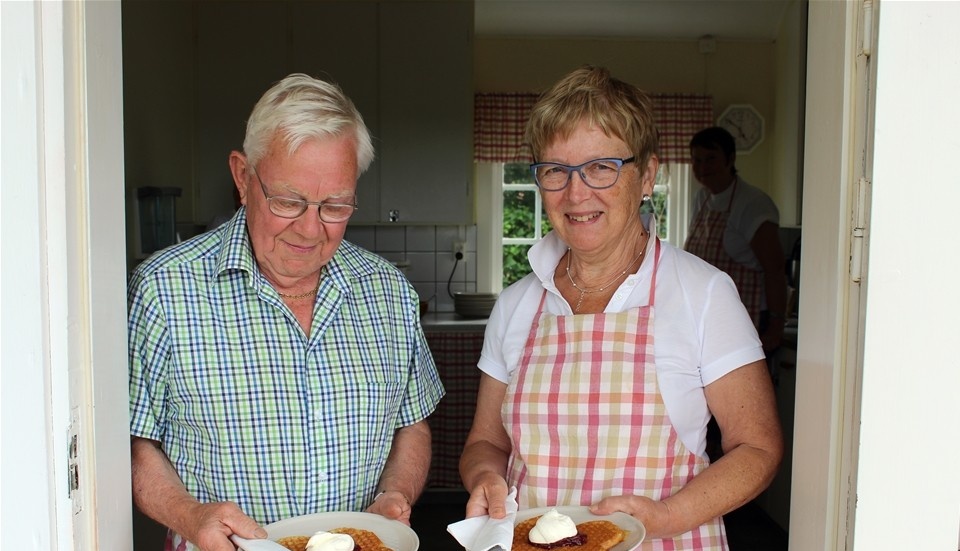 Hembygdsmedlemmarna Bernt och Anette Karlsson agerar inhoppare i våffelserveringen. Foto: Erica Månsson