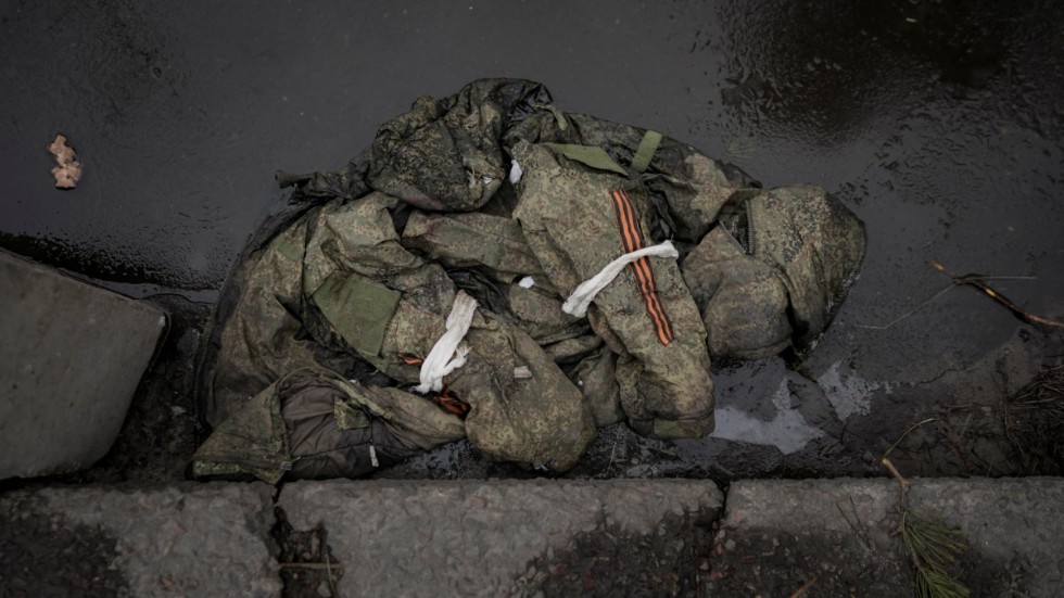 Rysk uniform övergiven vid trottoaren i Irpin den 9 mars.