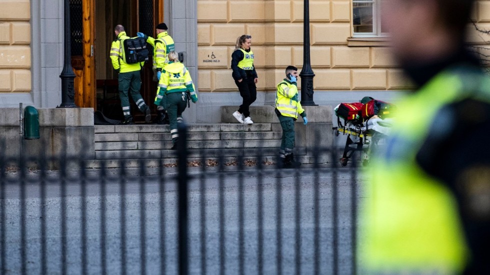 Polis och ambulanspersonal på plats på gymnasieskolan Malmö Latinskola i samband med dådet.