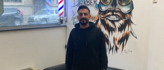 Näste till rakning hos barberaren på Storgatan – Mahmoud älskar sitt yrke: "Vet aldrig vad som kan hända"