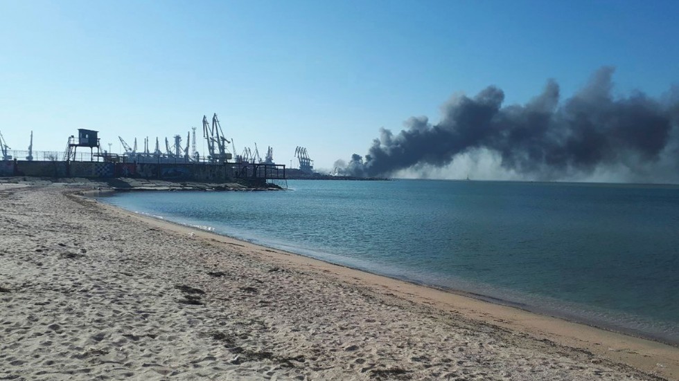 Här brinner ett av Rysslands största landstigningsfartyg upp med all sin last.
