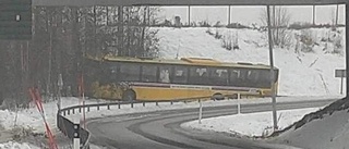 Buss åkte av vägen vid Sunderby sjukhus