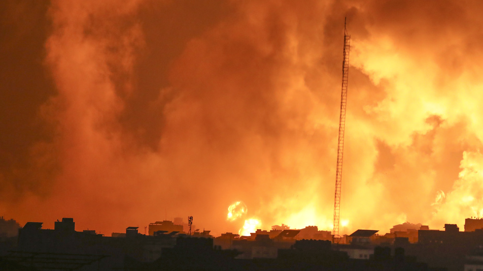 Omfattande attacker uppges pågå i Gaza City på söndagskvällen.