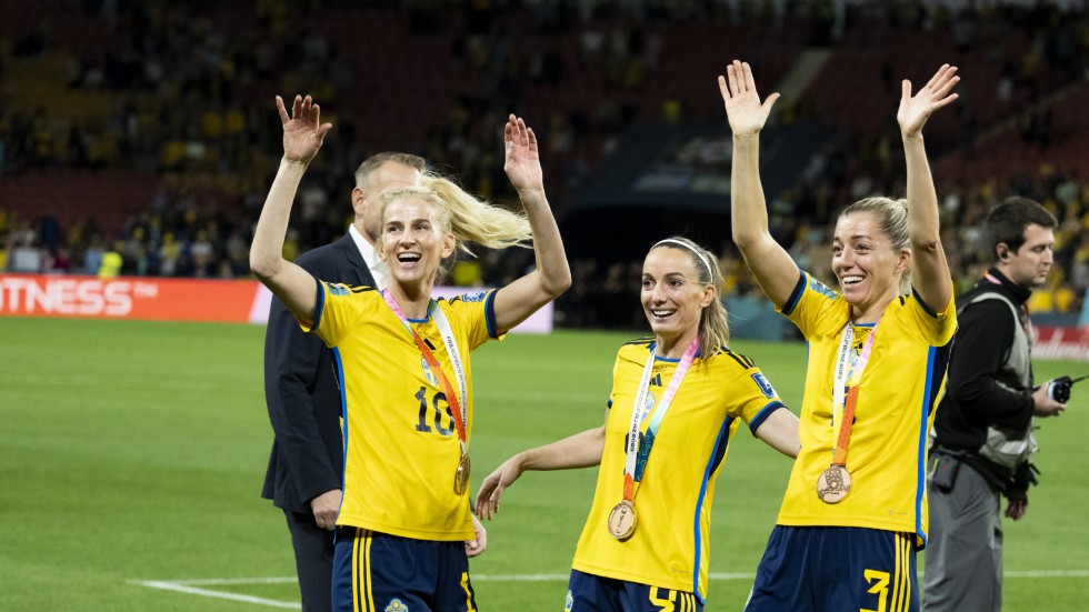 Sofia Jakobsson, Kosovare Asllani och Linda Sembrant jublar efter VM-bronset i fotboll. De svenska spelarna planerar ett långt firande i Brisbanenatten.
