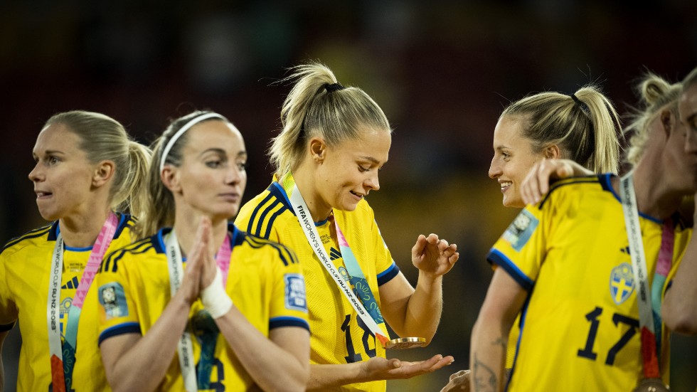 Fridolina Rolfö, i mitten, känner på bronsmedaljen efter 2–0-segern mot Australien i fotbolls-VM.
