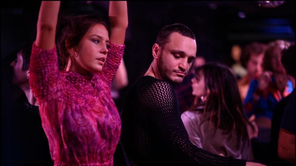 Adèle Exarchopoulos och Franz Rogowski i "Kärlek & avund". Pressbild.