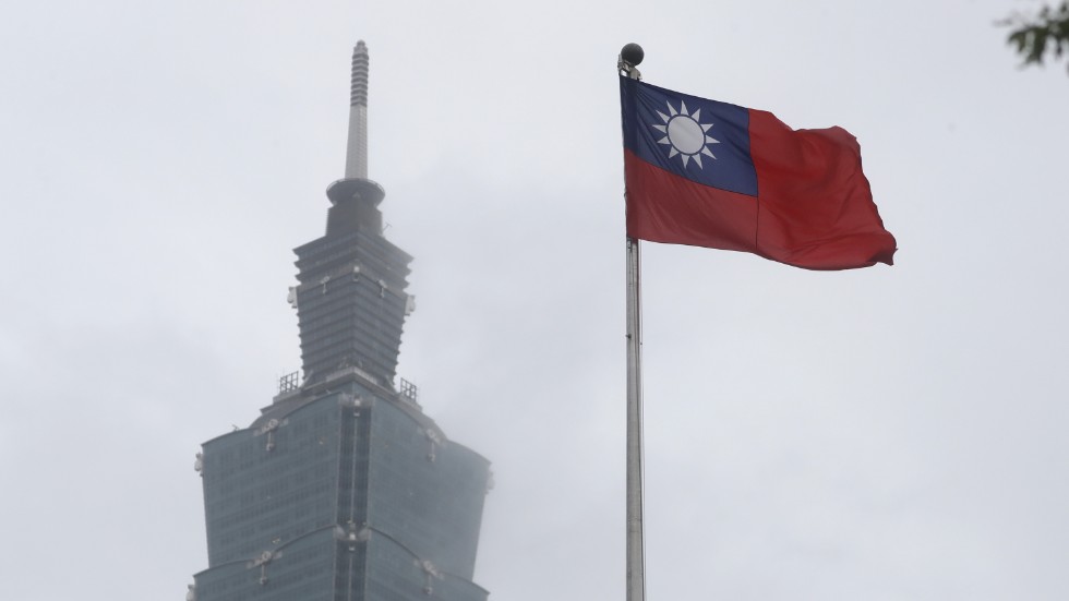 Taiwans försvarsdepartement uppger att en ballong och 27 kinesiska flygplan observerats över den så kallade medianlinjen i Taiwansundet.