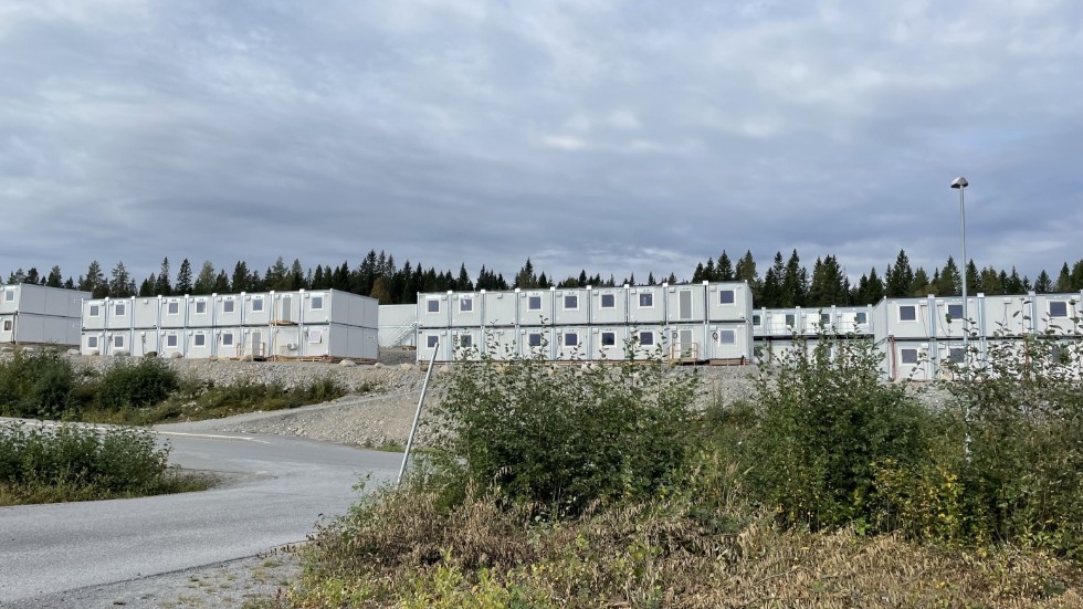 ”Vem vill flytta till det nya jobbet i Skellefteå om det inte finns en rimlig bostad? Hur ska familjer ens överväga att flytta till staden om det enda som går att få tag på är tillfälligt boende i små modullägenheter?”