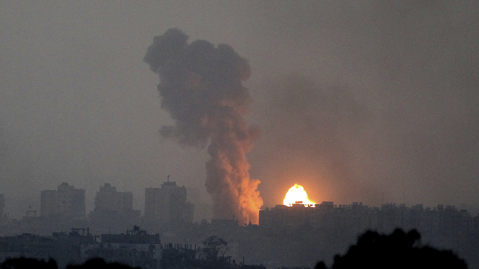 Explosion efter ett israeliskt anfall mot Gaza på lördagen.