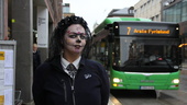 Sandra bjöd på bus och godis – bussresenärer fick en kuslig resa
