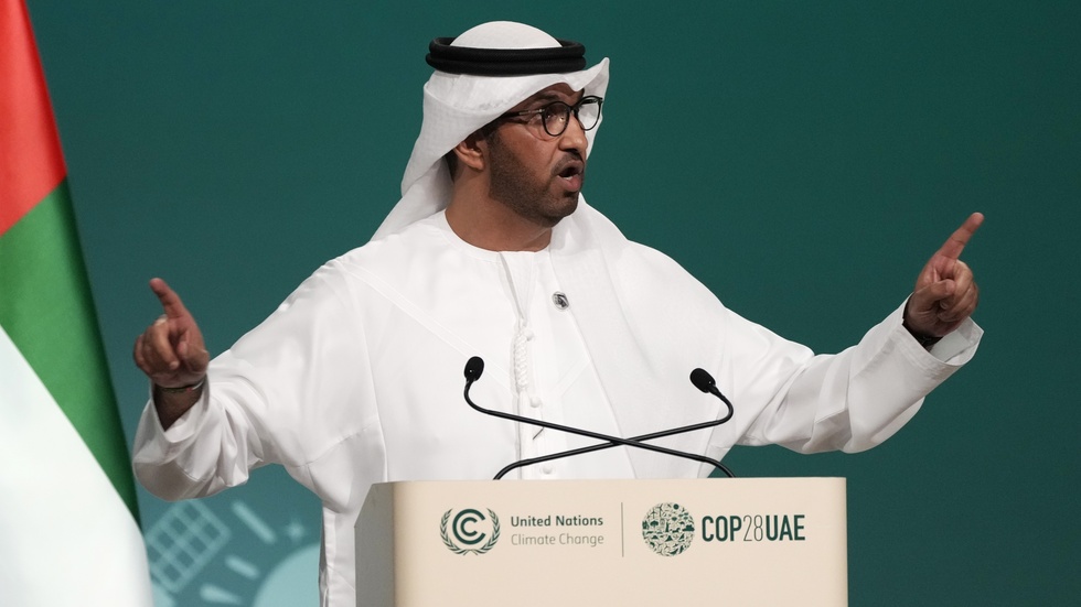 Ordföranden för COP28 Sultan al-Jaber inledningstalar i Dubai.