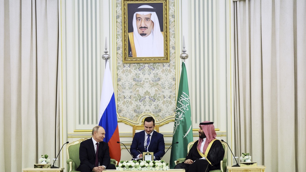 Saudiarabiens kronprins Mohammad bin Salman till höger och Rysslands president Vladimir Putin till vänster.