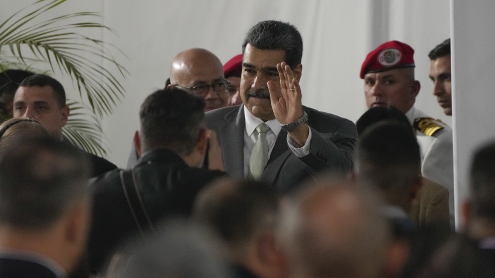 Venezuelas president Nicolás Maduro har beordrat det statliga oljebolaget att omedelbart utfärda licenser för utvinning av råolja i en region som tillhör grannlandet Guyana. Bild från i måndags.