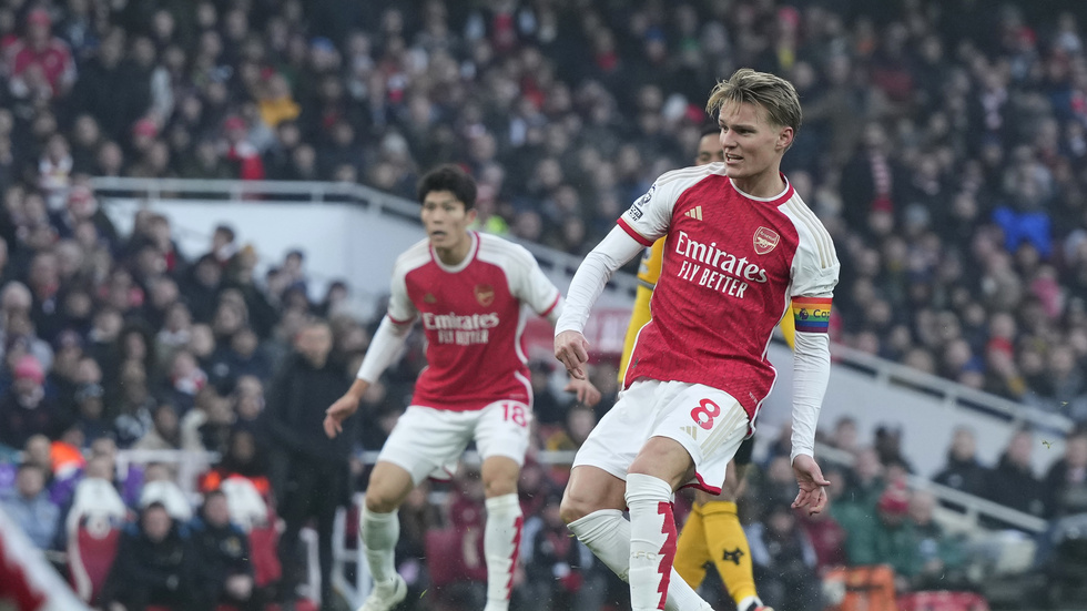 Martin Ødegaard trycker in 2–0 för sitt Arsenal i ligamatchen mot Wolverhampton.