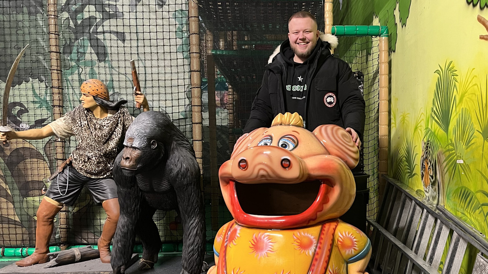 Eddie Heikkinen från Stockholm köpte en soptunna i form av en glad gris, modell större. Gorillan och piraten vid sidan om väntar på sina ägare.