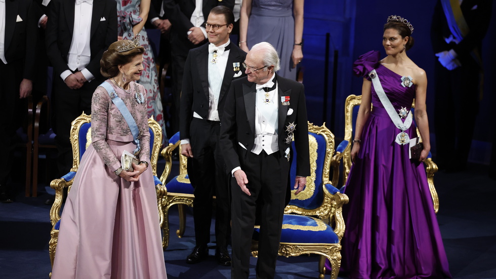 Drottning Silvia och kronprinsessan Victoria bar båda klänningarna som de haft på sig vid tidigare tillfällen.