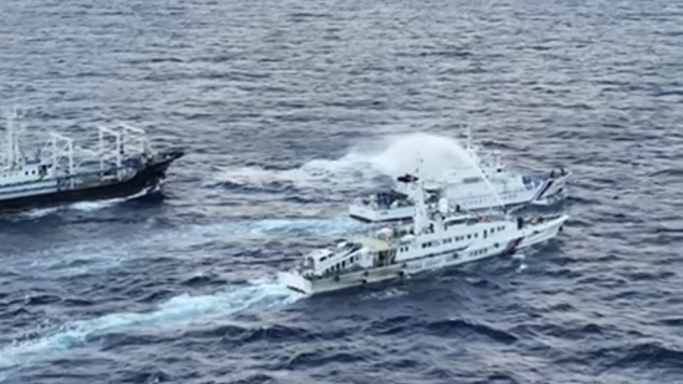 På bilden syns ett fartyg från den kinesiska kustbevakningen använda vattenkanon mot en filippinsk båt nära den omstridda atollen Second Thomas Shoal vid Spratlyöarna. Fotot är taget den 10 december.